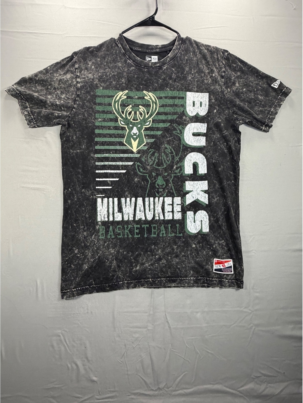 New Era Milwaukee Bucks NBA Basketball Graphic T-Shirt Large Black Acid Wash